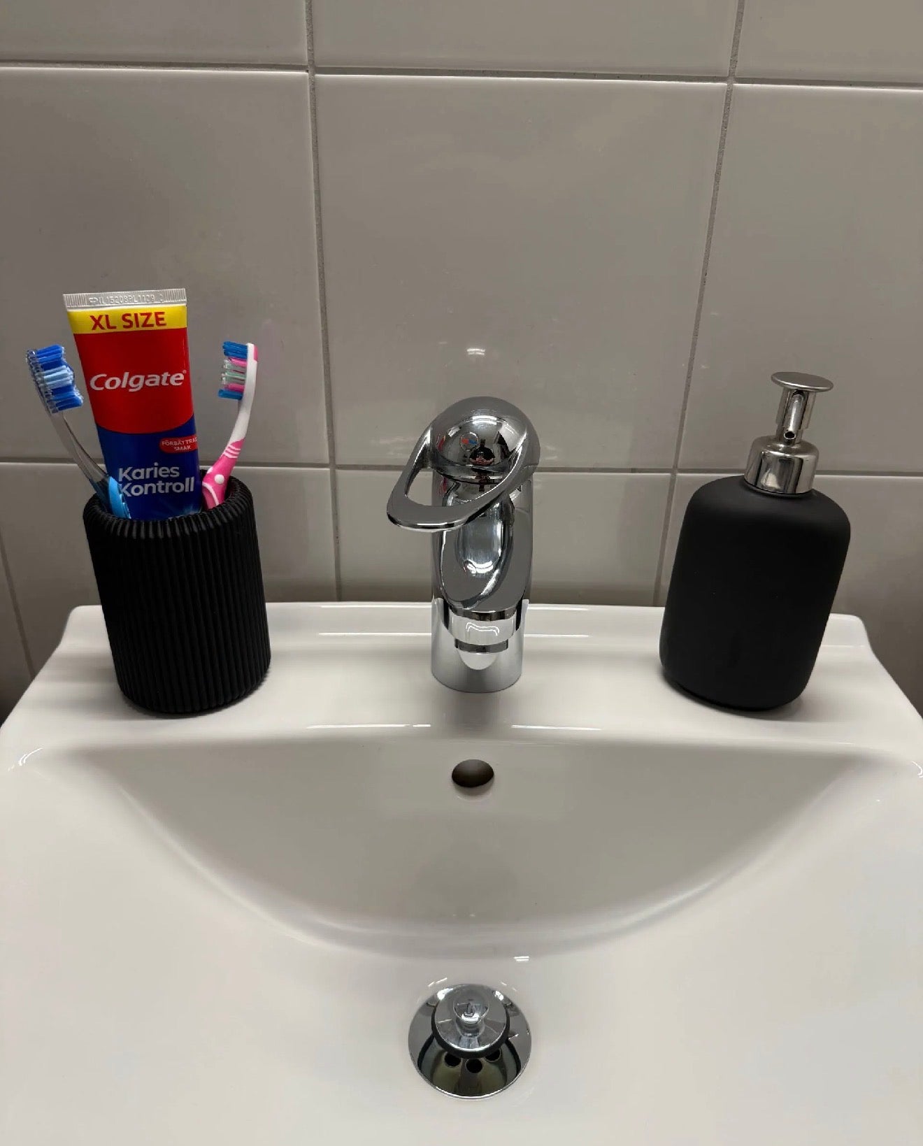 Ribbed Toothbrush Holder