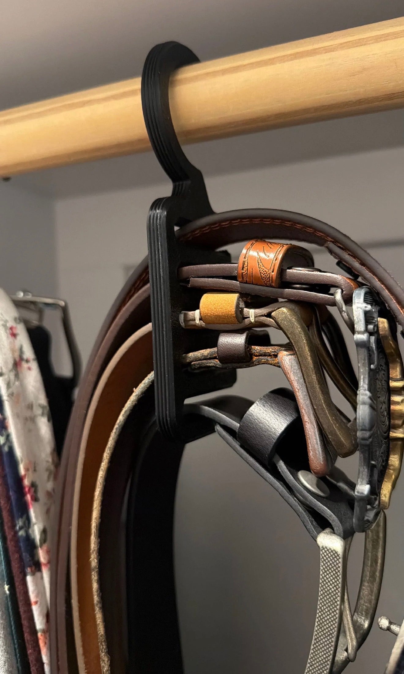 Vertical Tie Hanger