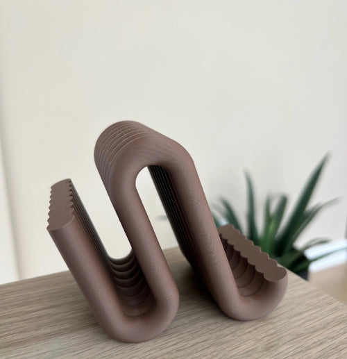 Curvy phone stand