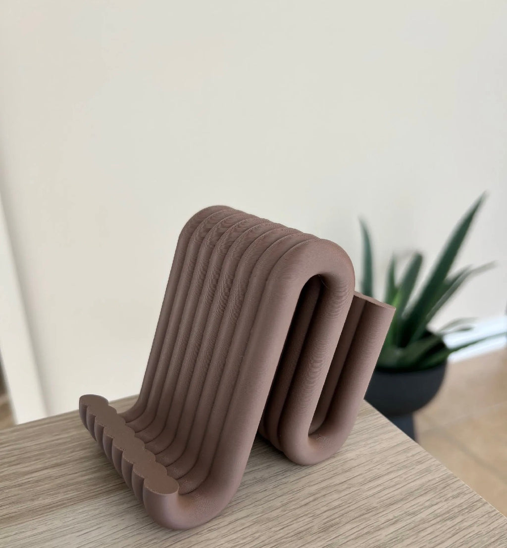 Curvy phone stand