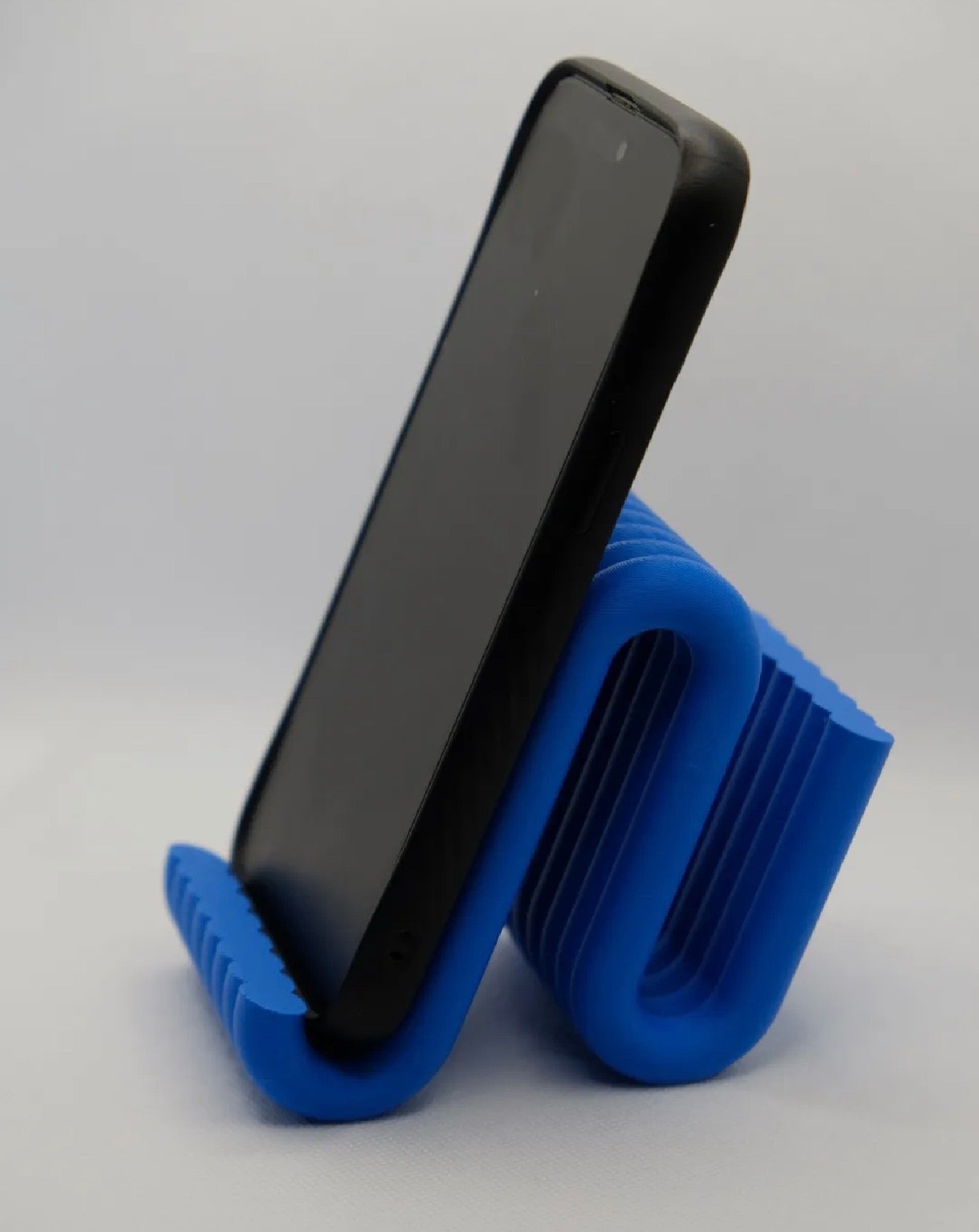 Curvy phone stand